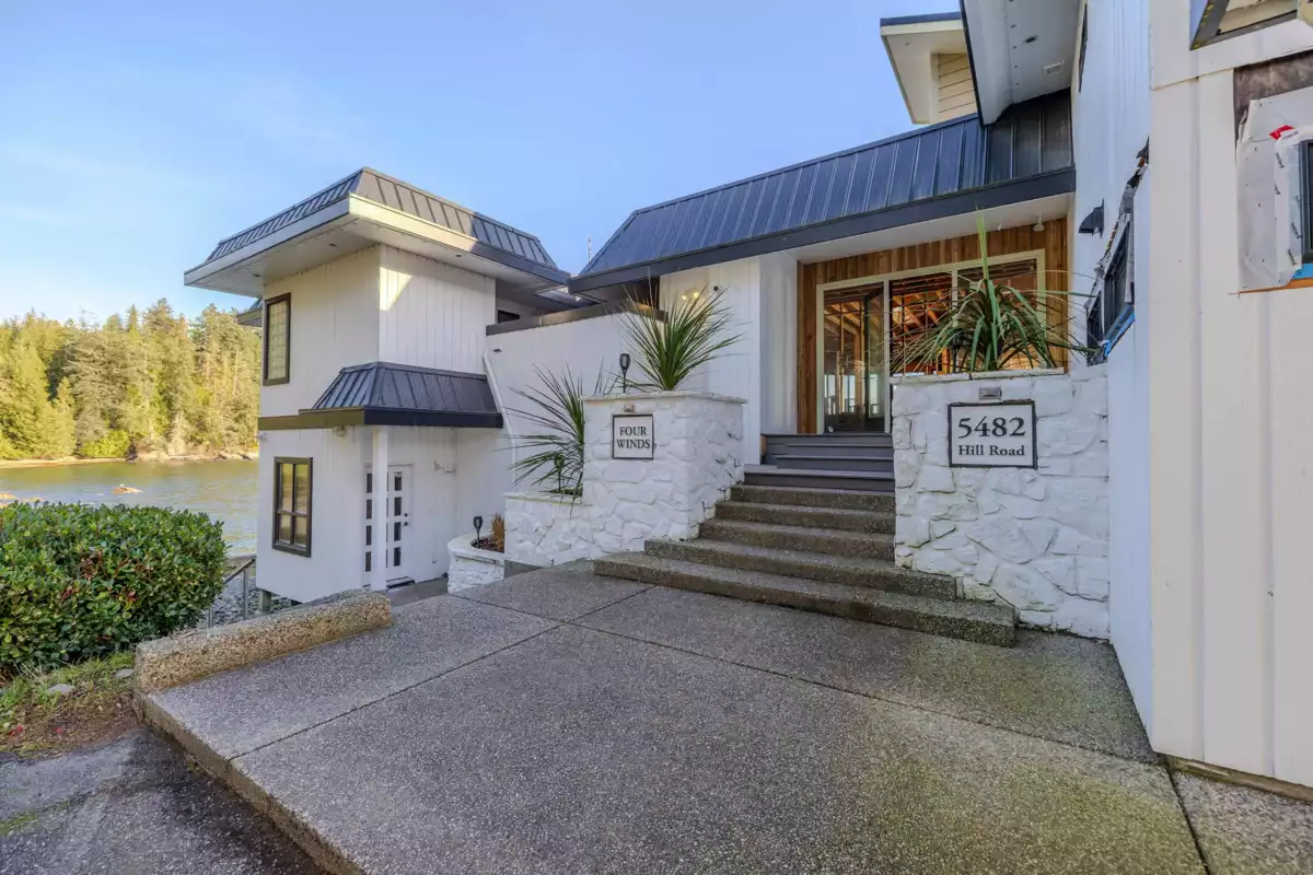 Breakfast Nook Photo of 5482 Hill Road, Sechelt, BC