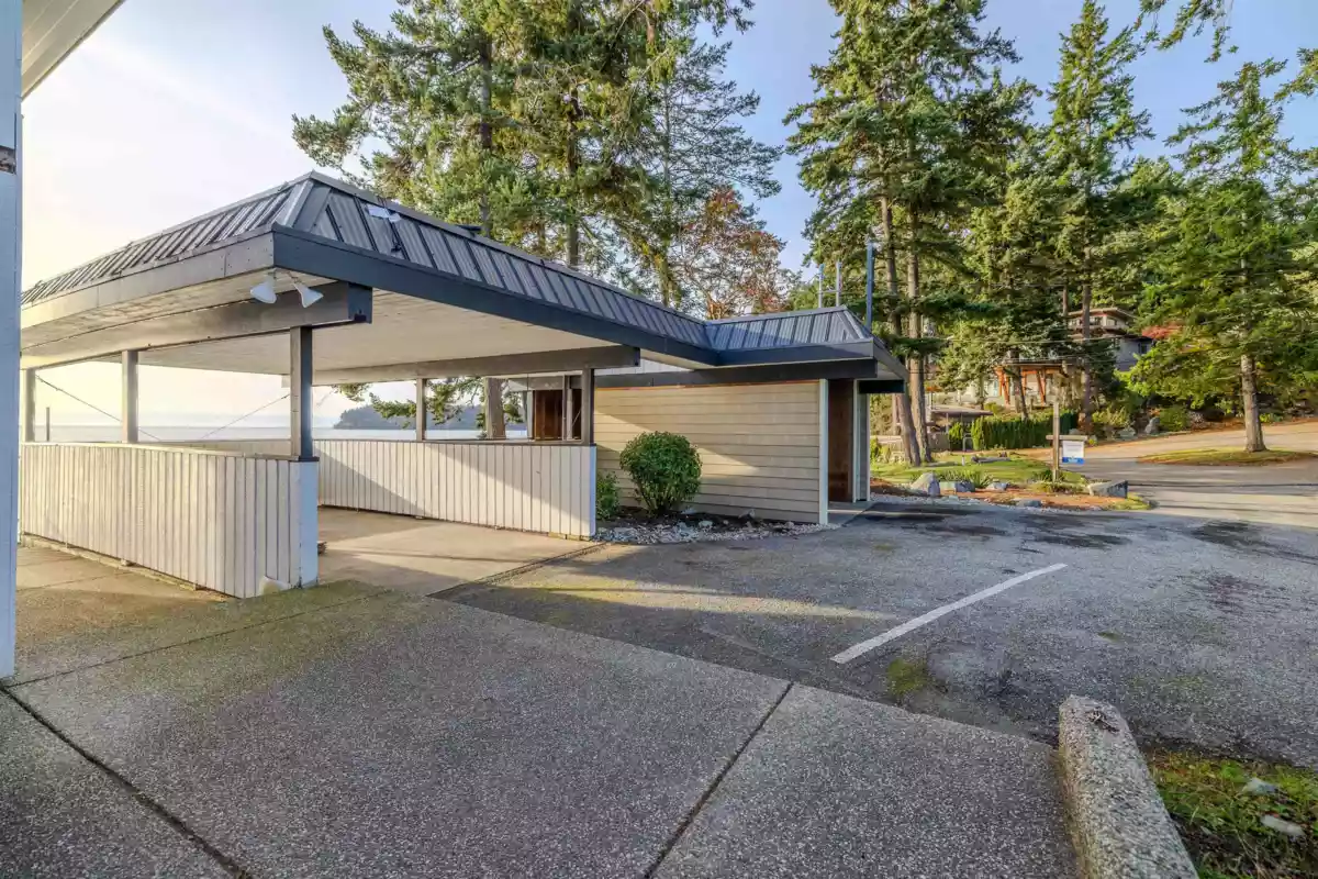 Entry Foyer Photo of 5482 Hill Road, Sechelt, BC