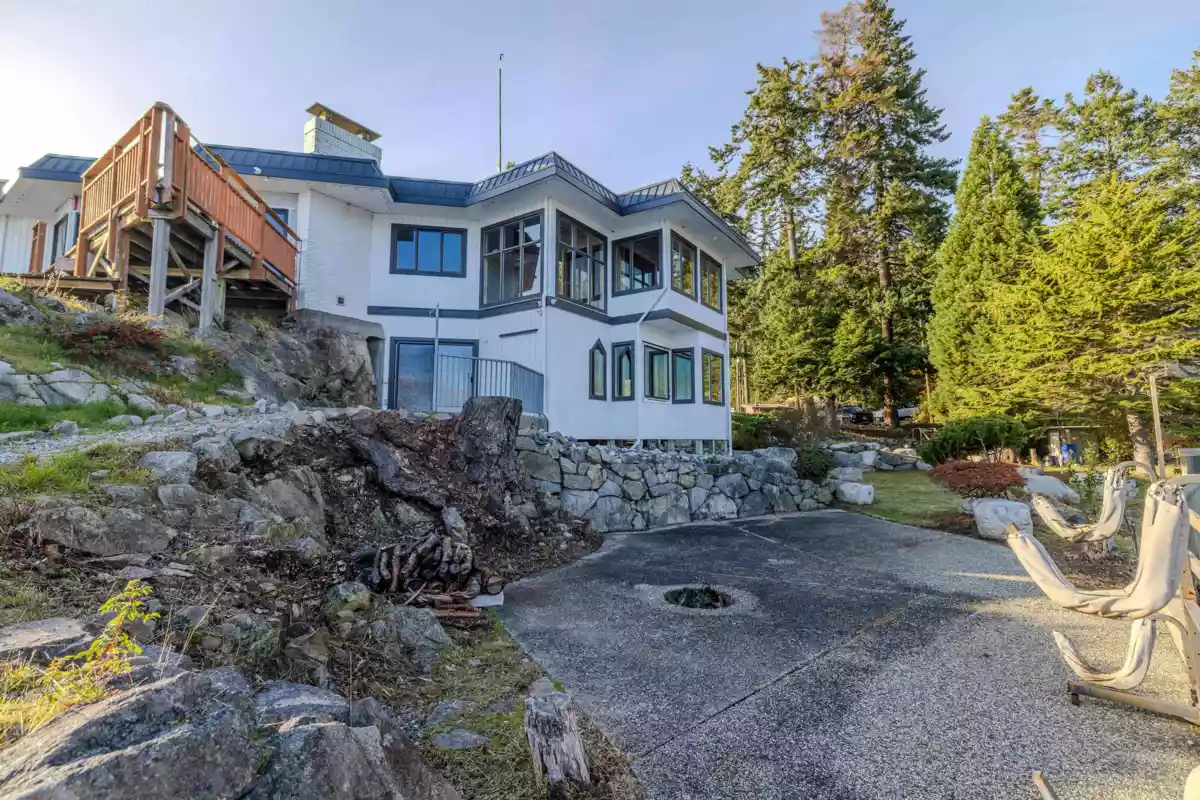 Hot Tub / Spa Photo of 5482 Hill Road, Sechelt, BC