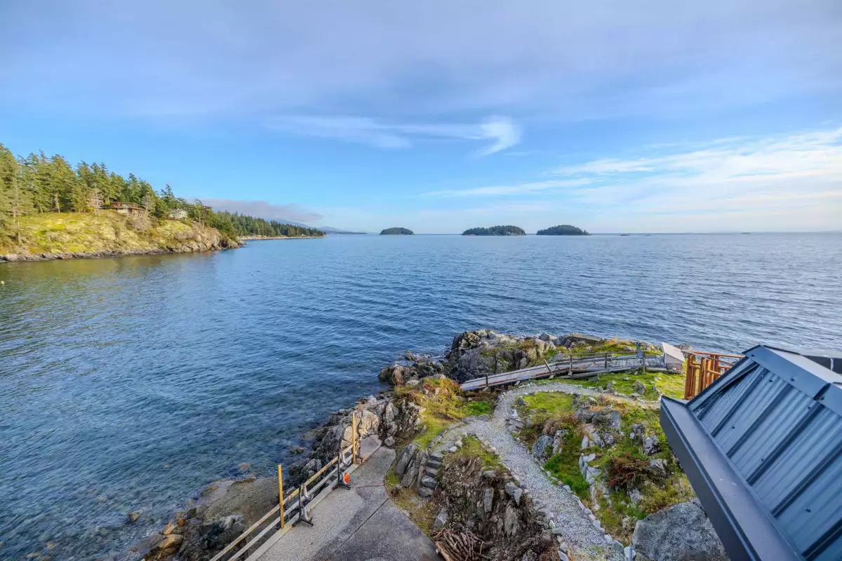 Walk-In Closet Photo of 5482 Hill Road, Sechelt, BC