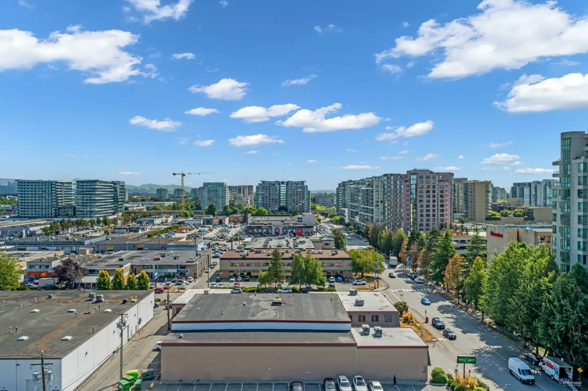 Front Yard Photo of 1505 7117 Elmbridge Way, Richmond, BC