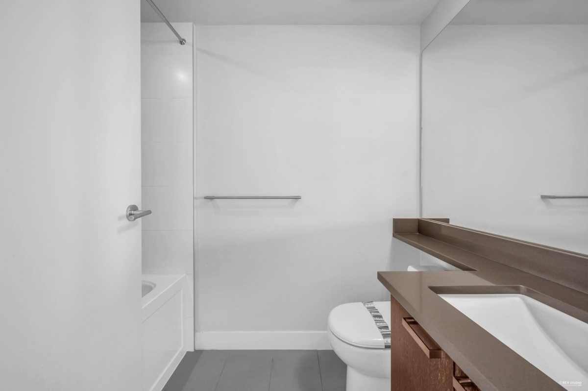 Hallway Photo of 1505 7117 Elmbridge Way, Richmond, BC