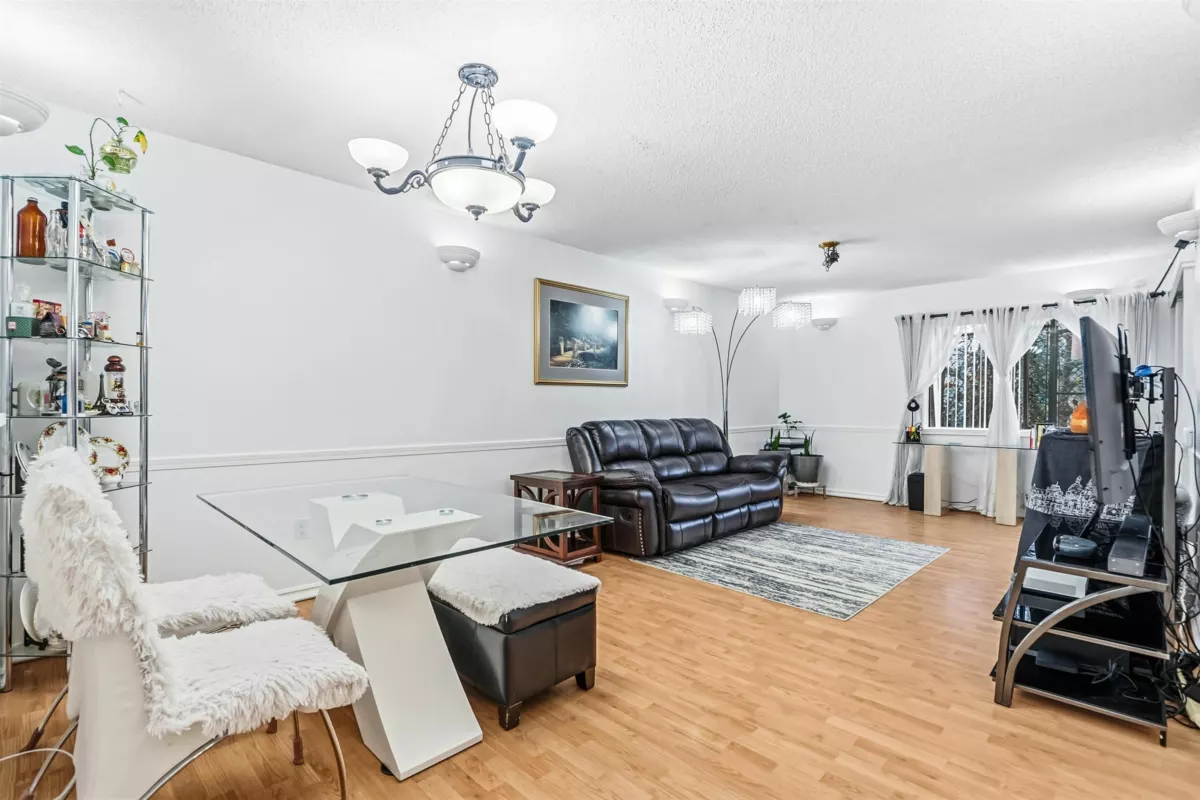 Kitchen Photo of 106 10221 133a Street, Surrey, BC