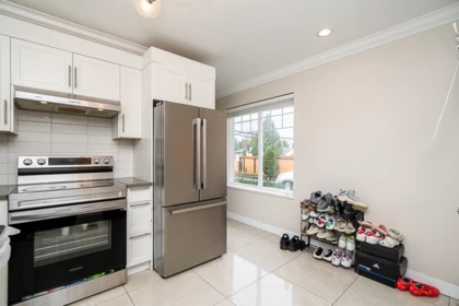 Kitchen Island Photo of 1 10282 132 Street, Surrey, BC