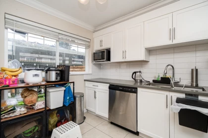 Kitchen Photo of 1 10282 132 Street, Surrey, BC