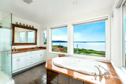 Entry Foyer Photo of 2328 Bellevue Avenue, West Vancouver, BC