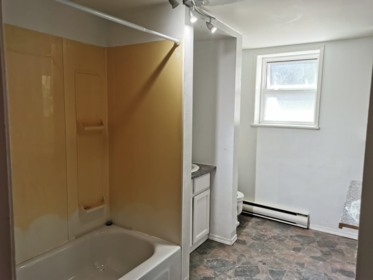 Primary Bathroom Photo of 33025 14 Avenue, Mission, BC