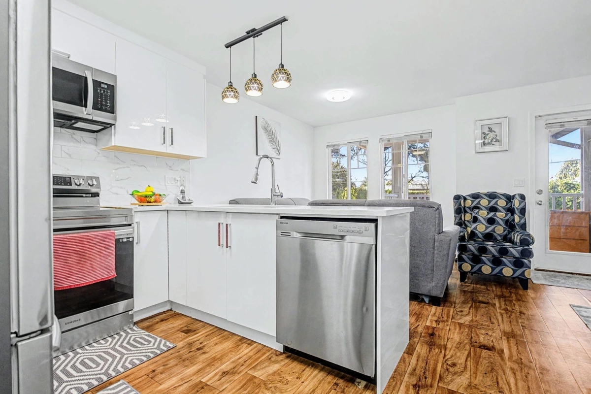 Kitchen Island Photo of 75 6533 121 Street, Surrey, BC