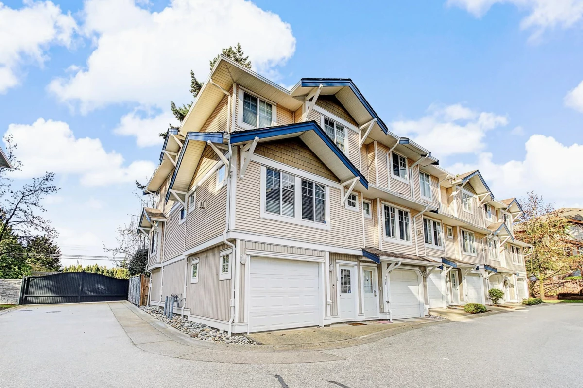 Living Room Photo of 75 6533 121 Street, Surrey, BC
