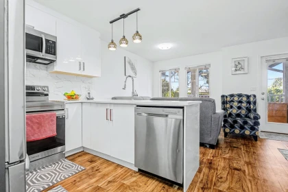 Kitchen Island Photo of 75 6533 121 Street, Surrey, BC