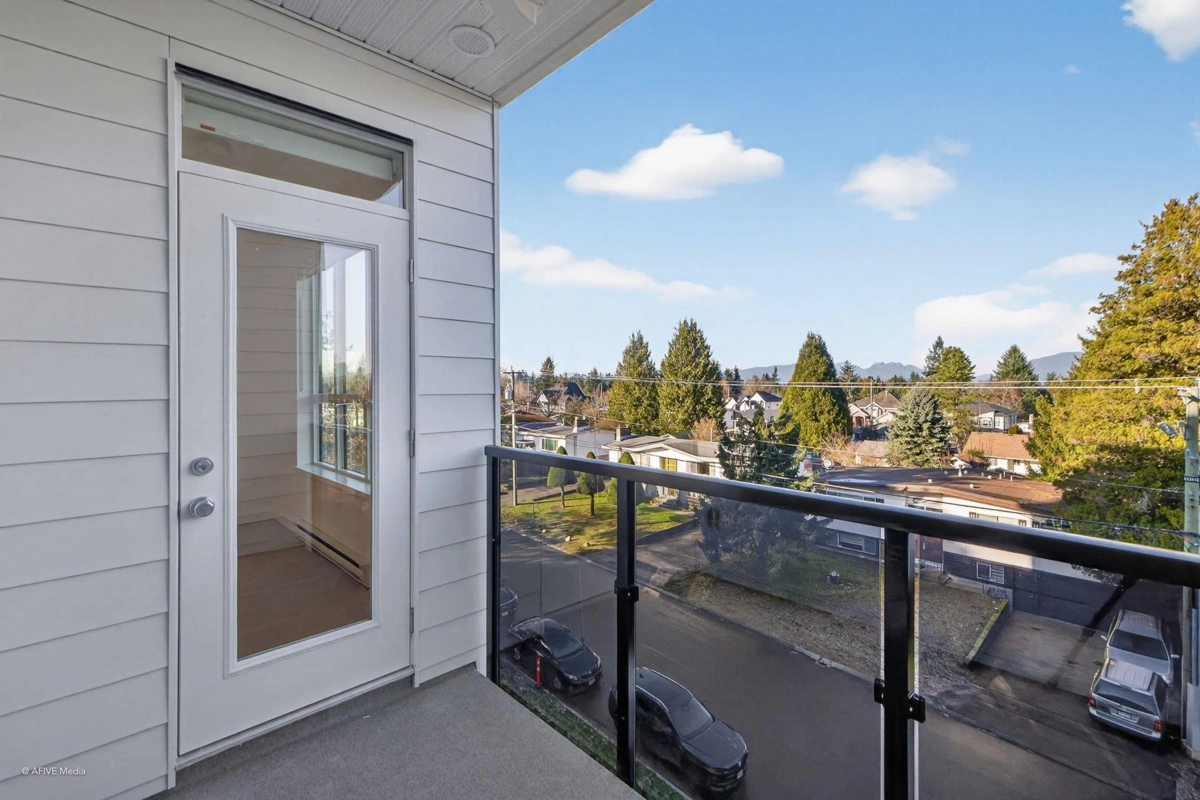 Entry Foyer Photo of 403 14778 N 106 Avenue Avenue, Surrey, BC