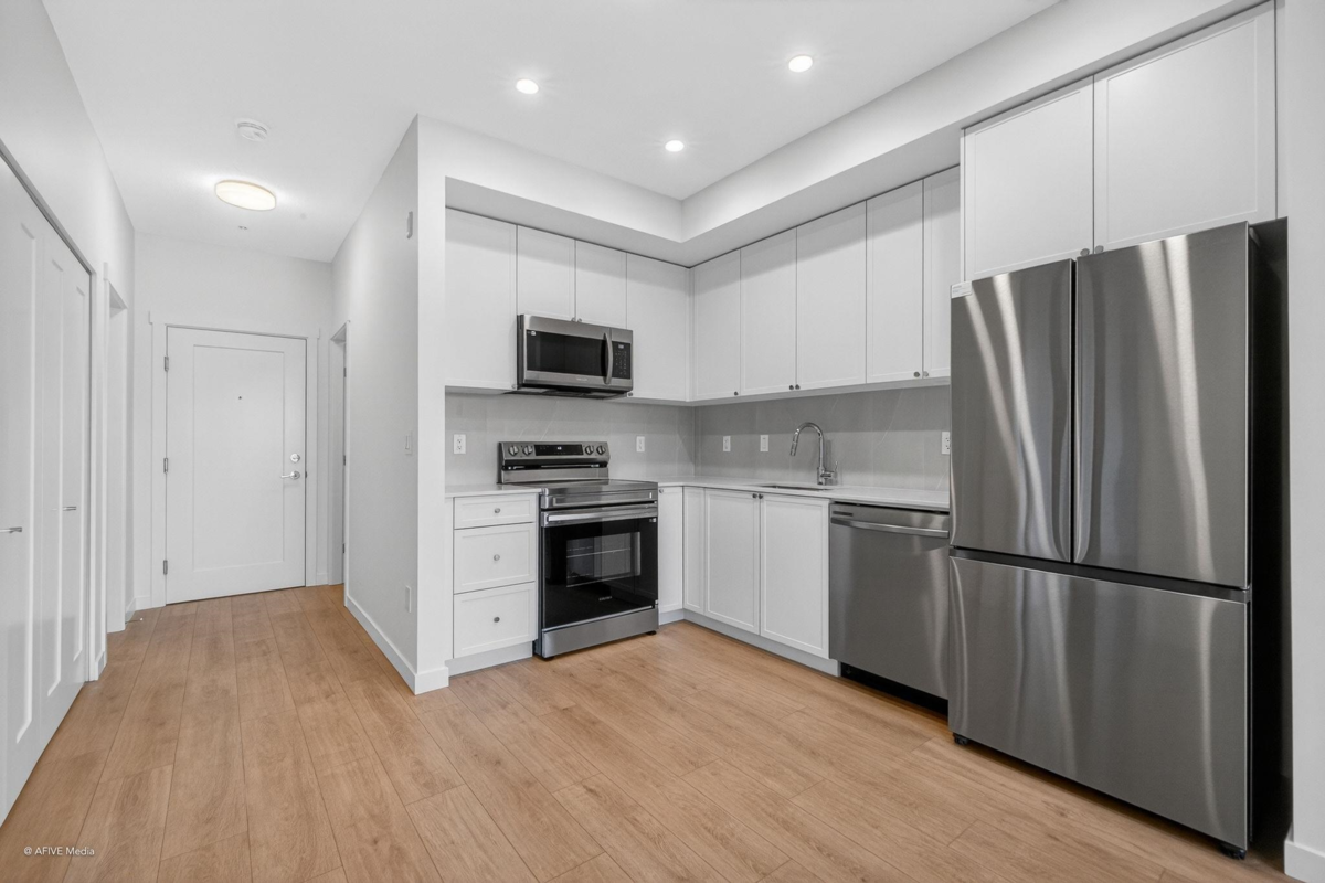 Kitchen Photo of 403 14778 N 106 Avenue Avenue, Surrey, BC