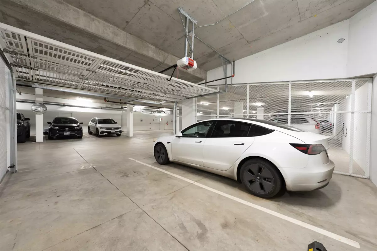 Kitchen Island Photo of 223 650 E 2nd Street, North Vancouver, BC