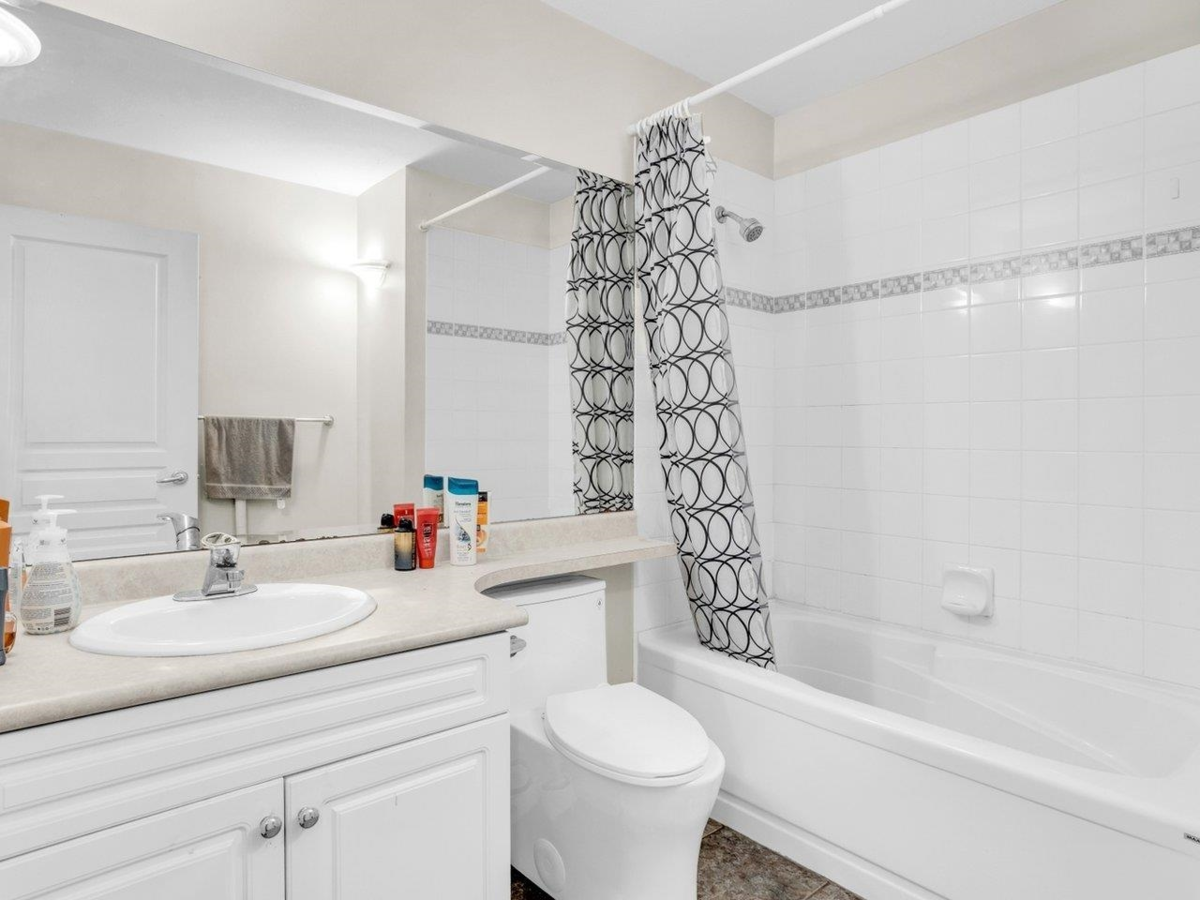 Entry Foyer Photo of 32 13918 58 Avenue, Surrey, BC