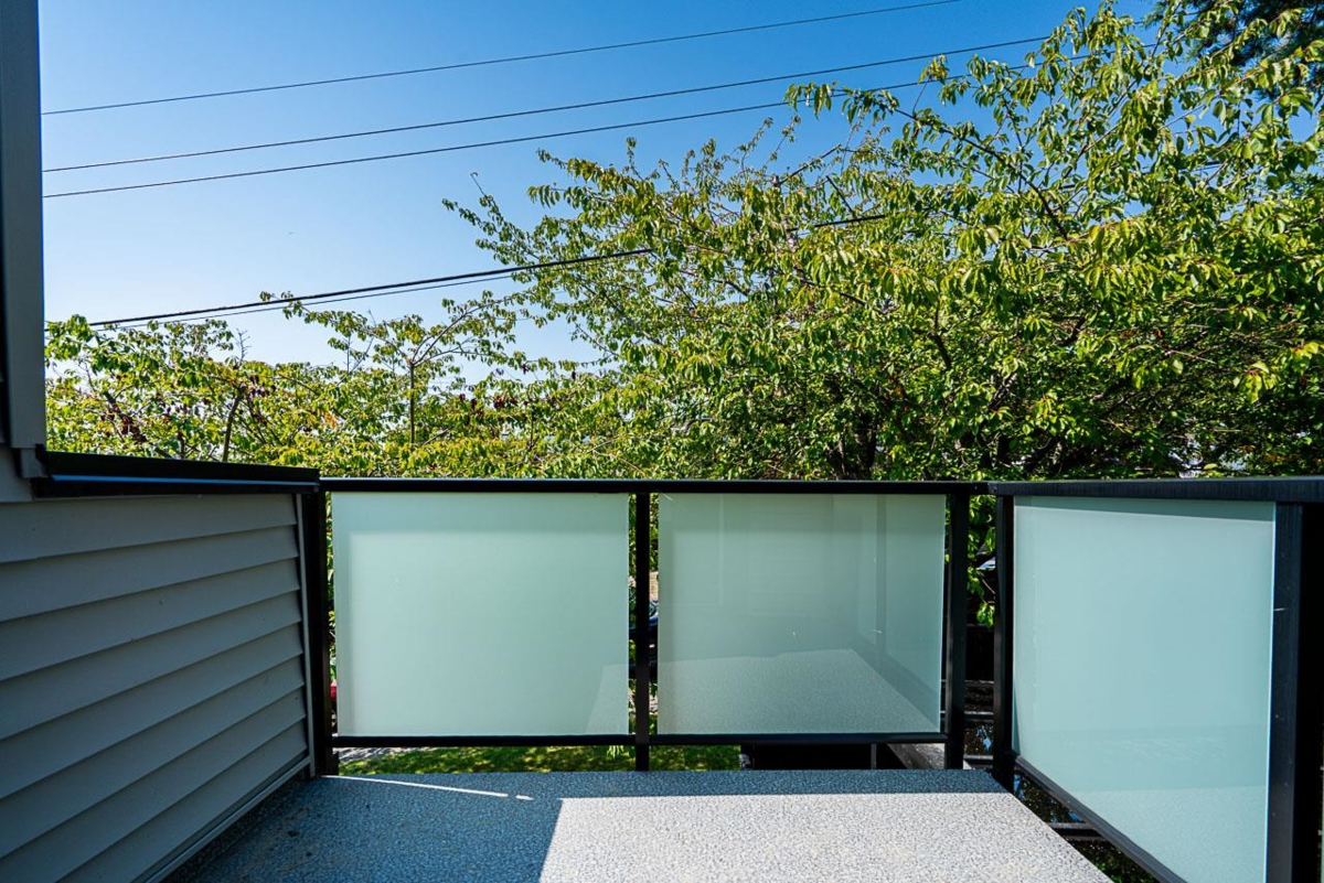 Backyard Photo of 15807 Columbia Avenue, White Rock, BC