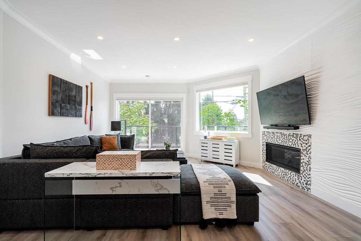 Dining Area Photo of 15807 Columbia Avenue, White Rock, BC