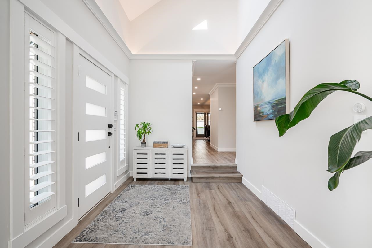 Family Room Photo of 15807 Columbia Avenue, White Rock, BC