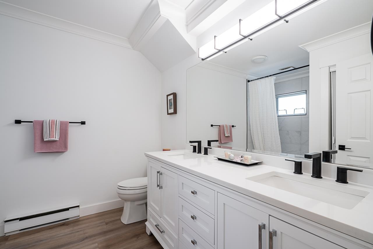 Front Yard Photo of 15807 Columbia Avenue, White Rock, BC