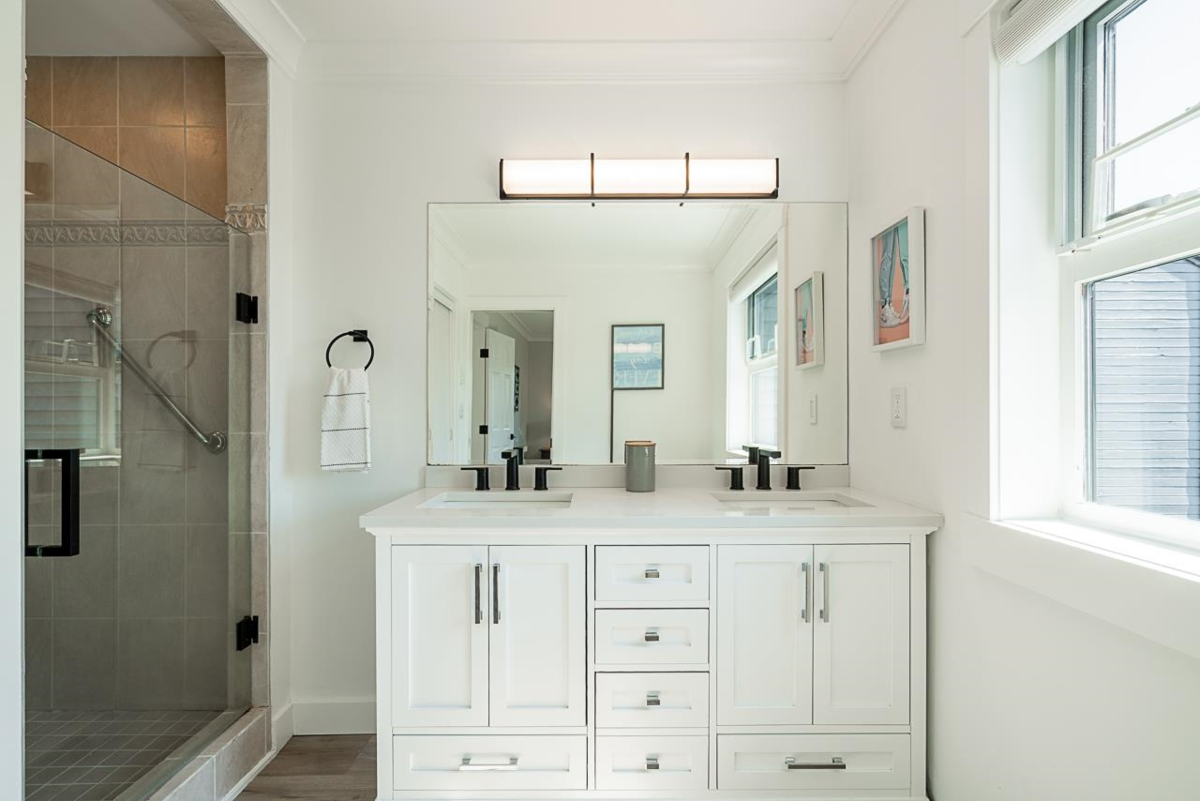 Hallway Photo of 15807 Columbia Avenue, White Rock, BC