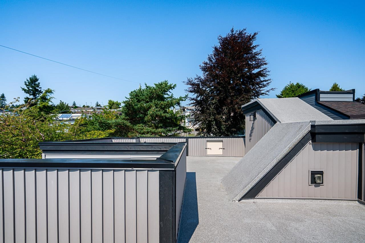 Hot Tub / Spa Photo of 15807 Columbia Avenue, White Rock, BC