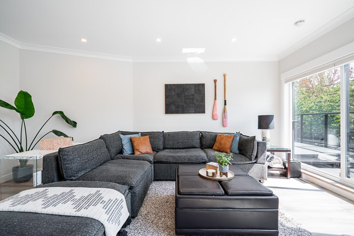 Kitchen Island Photo of 15807 Columbia Avenue, White Rock, BC