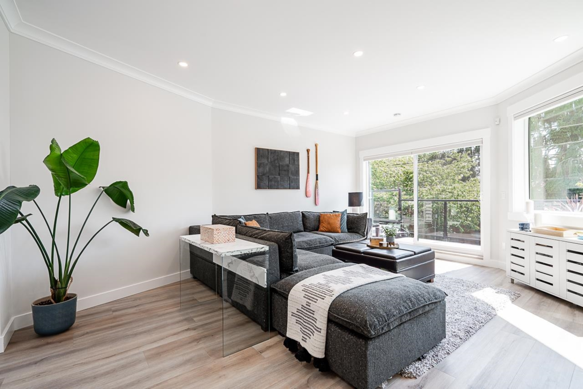Kitchen Photo of 15807 Columbia Avenue, White Rock, BC