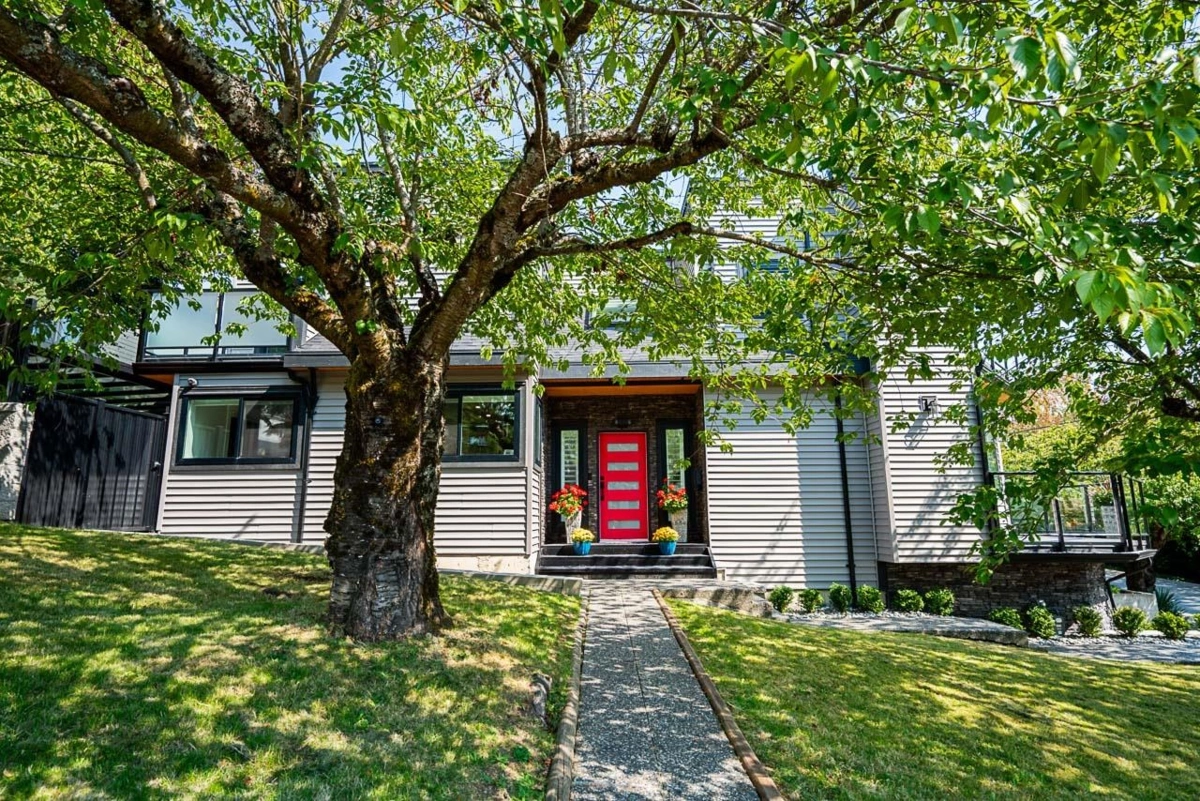 Living Room Photo of 15807 Columbia Avenue, White Rock, BC