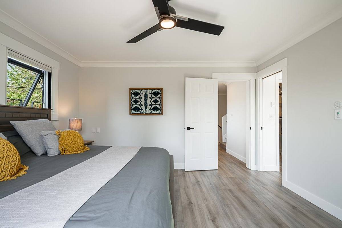 Mudroom Photo of 15807 Columbia Avenue, White Rock, BC