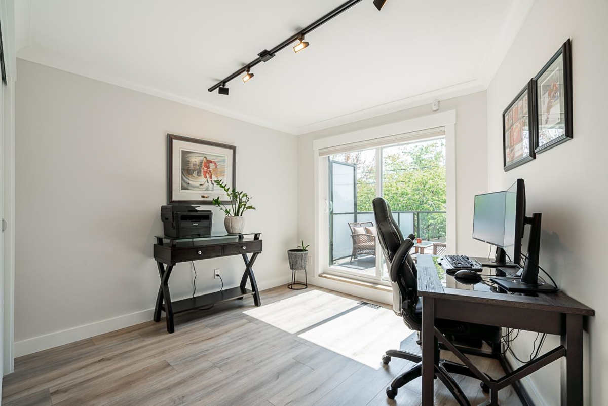 Powder Room Photo of 15807 Columbia Avenue, White Rock, BC