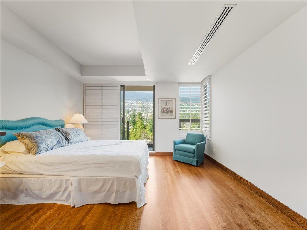 Backyard Photo of 10 2250 Bellevue Avenue, West Vancouver, BC