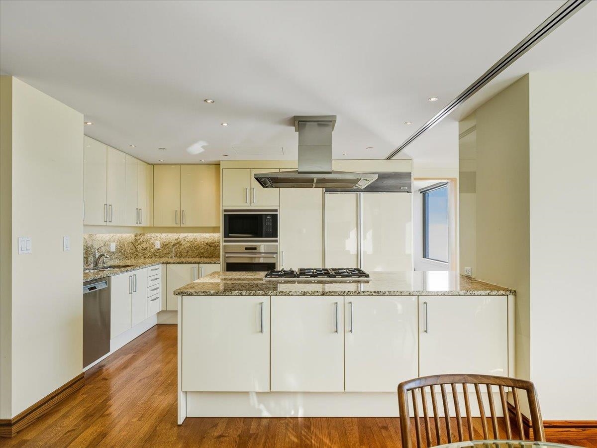 Guest Bathroom Photo of 10 2250 Bellevue Avenue, West Vancouver, BC