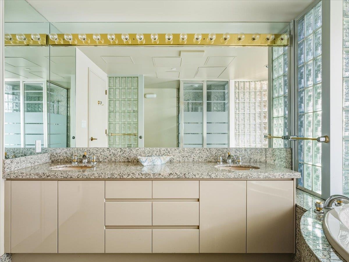 Hallway Photo of 10 2250 Bellevue Avenue, West Vancouver, BC