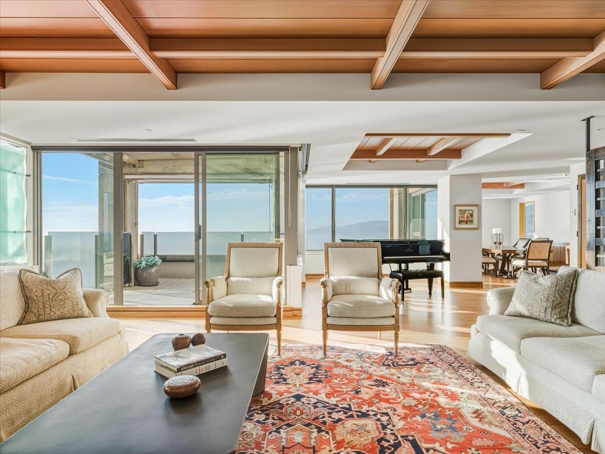 Kitchen Island Photo of 10 2250 Bellevue Avenue, West Vancouver, BC