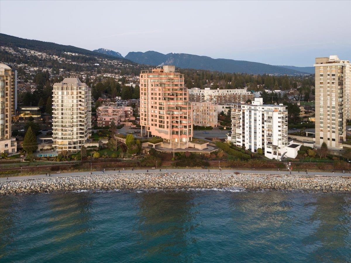 Kitchen Photo of 10 2250 Bellevue Avenue, West Vancouver, BC