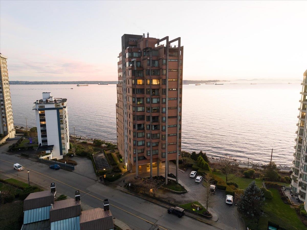 Living Room Photo of 10 2250 Bellevue Avenue, West Vancouver, BC