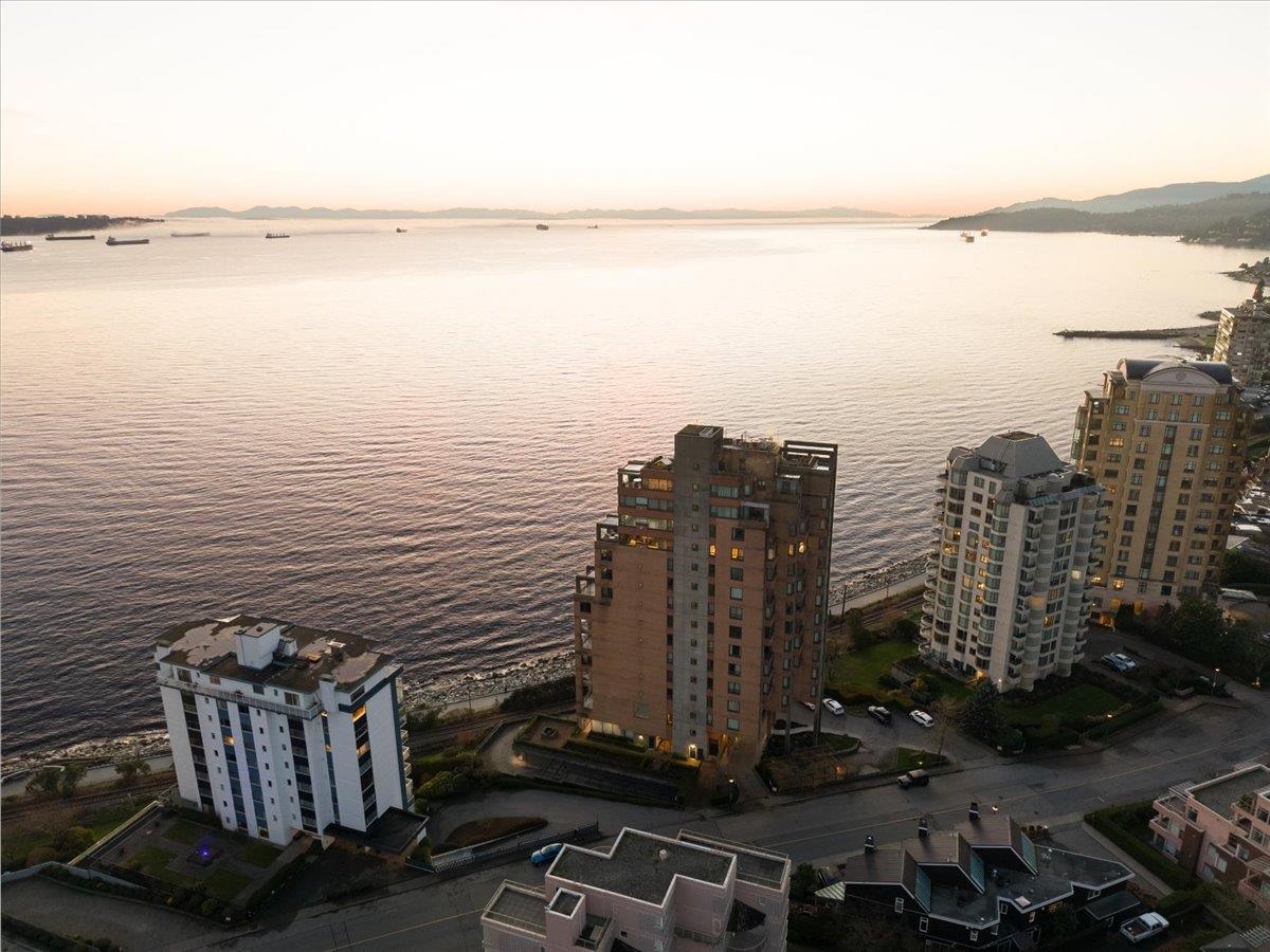 Outdoor Kitchen Photo of 10 2250 Bellevue Avenue, West Vancouver, BC
