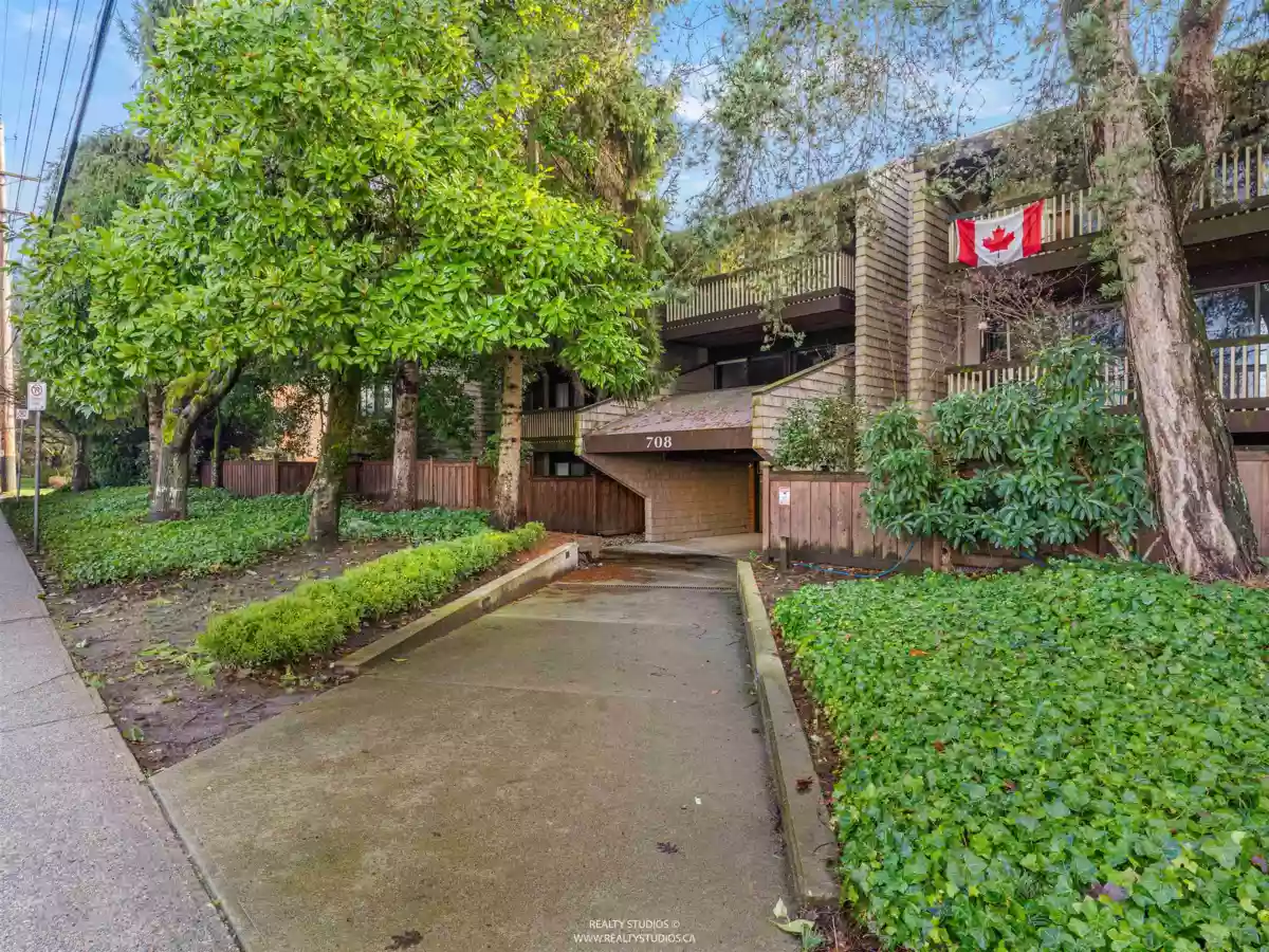 Entry Foyer Photo of 303 708 Eighth Avenue, New Westminster, BC