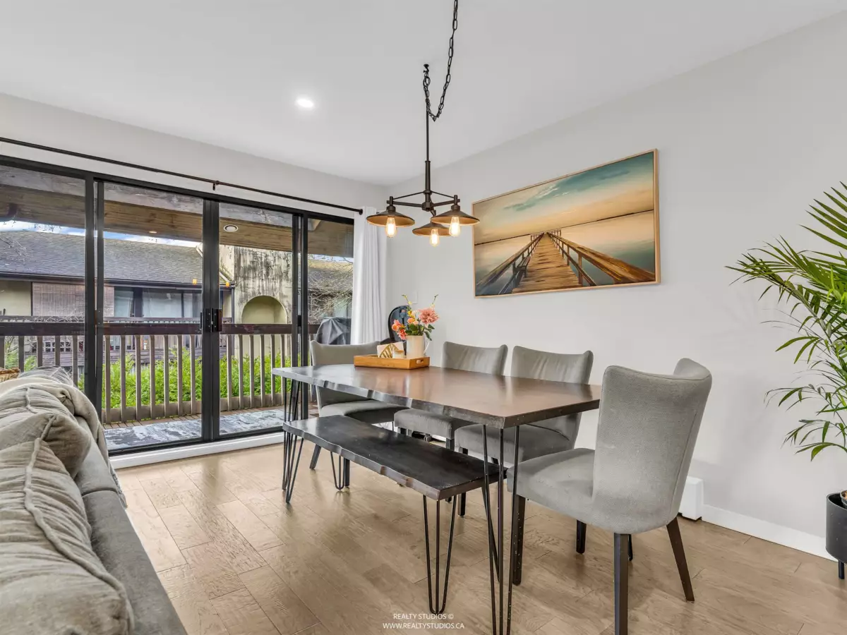 Living Room Photo of 303 708 Eighth Avenue, New Westminster, BC