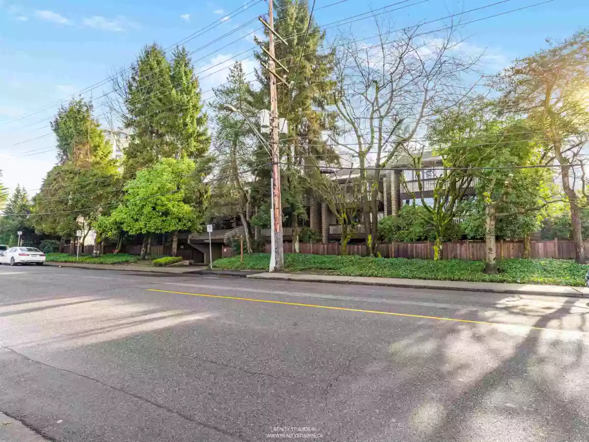 Staircase Photo of 303 708 Eighth Avenue, New Westminster, BC