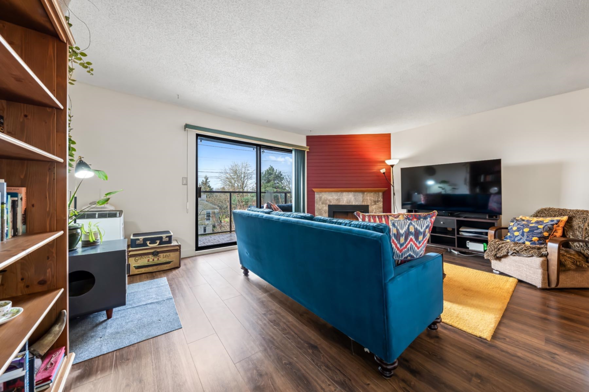 Dining Area Photo of 307 315 Tenth Street, New Westminster, BC