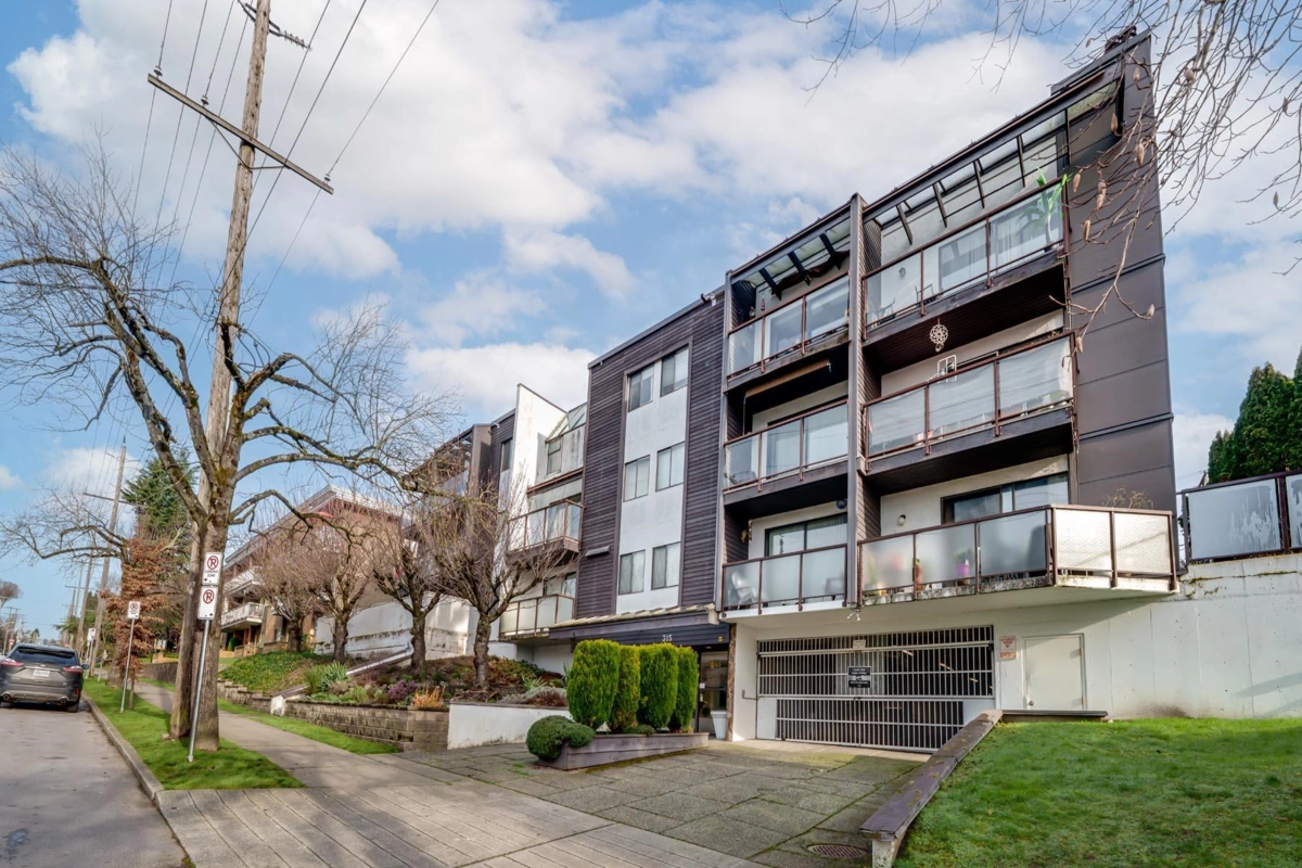 Entry Foyer Photo of 307 315 Tenth Street, New Westminster, BC