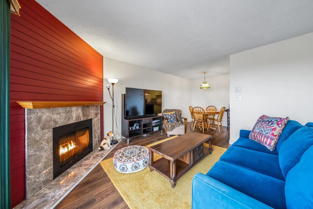 Living Room Photo of 307 315 Tenth Street, New Westminster, BC