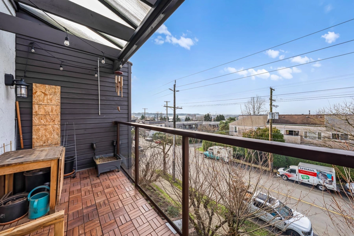 Powder Room Photo of 307 315 Tenth Street, New Westminster, BC