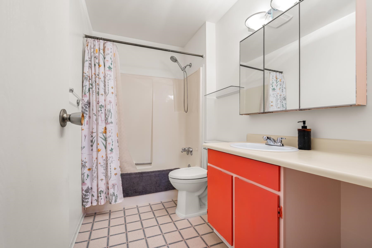 Primary Bathroom Photo of 307 315 Tenth Street, New Westminster, BC