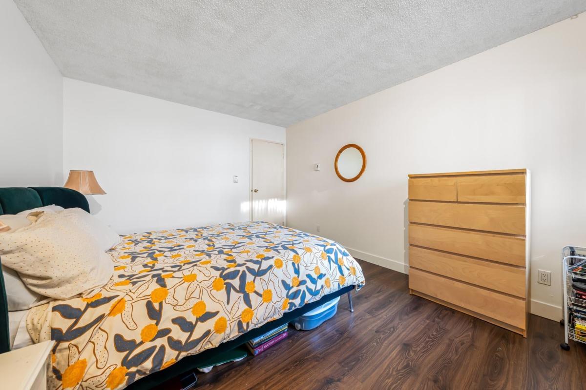 Walk-In Closet Photo of 307 315 Tenth Street, New Westminster, BC