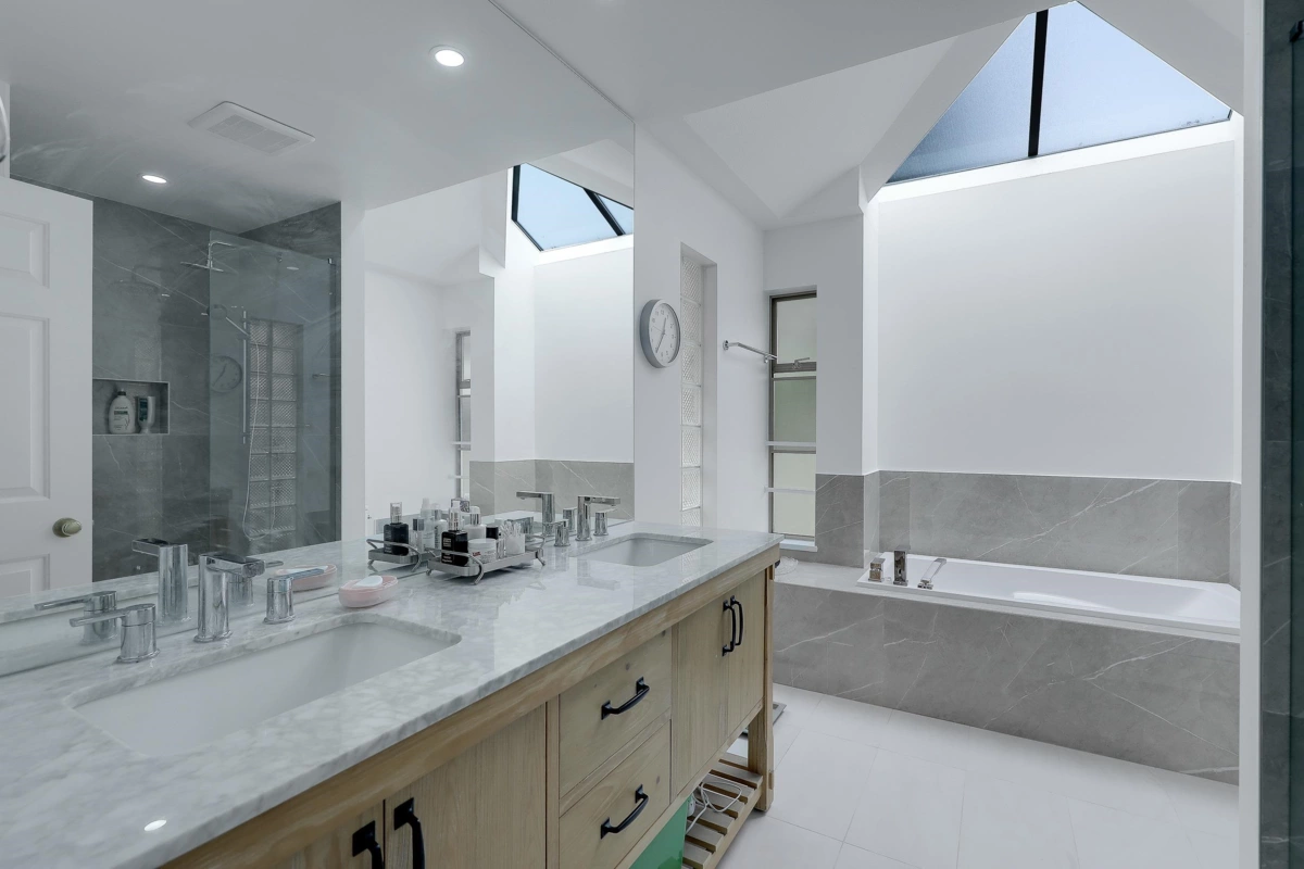 Entry Foyer Photo of 907 Sprice Avenue, Coquitlam, BC