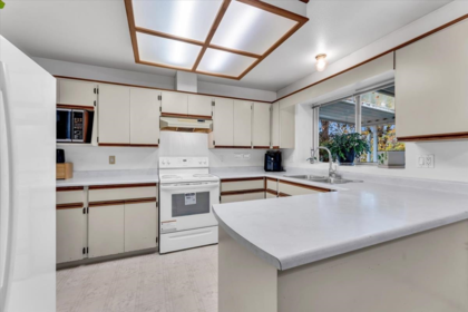 Breakfast Nook Photo of 16059 93 Avenue, Surrey, BC