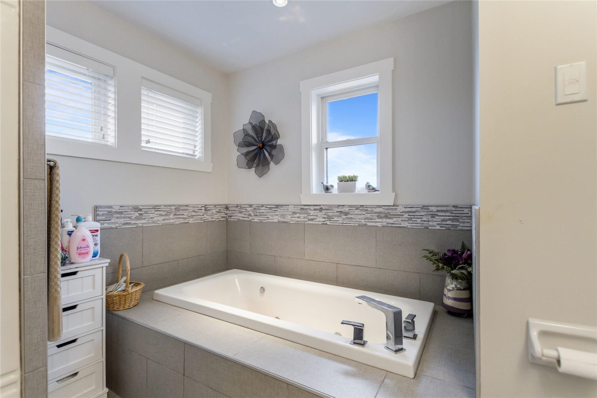Guest Bathroom Photo of 629 Thirteenth Street, New Westminster, BC