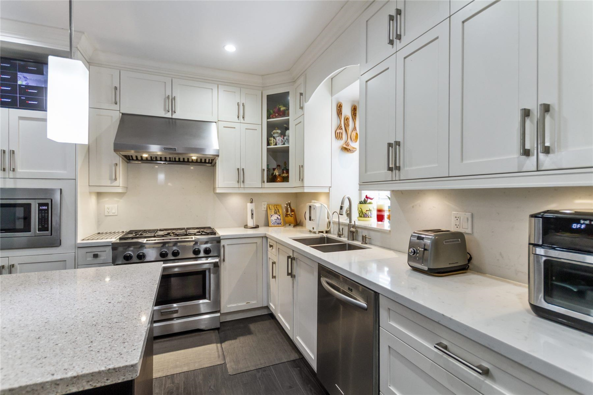 Kitchen Photo of 629 Thirteenth Street, New Westminster, BC