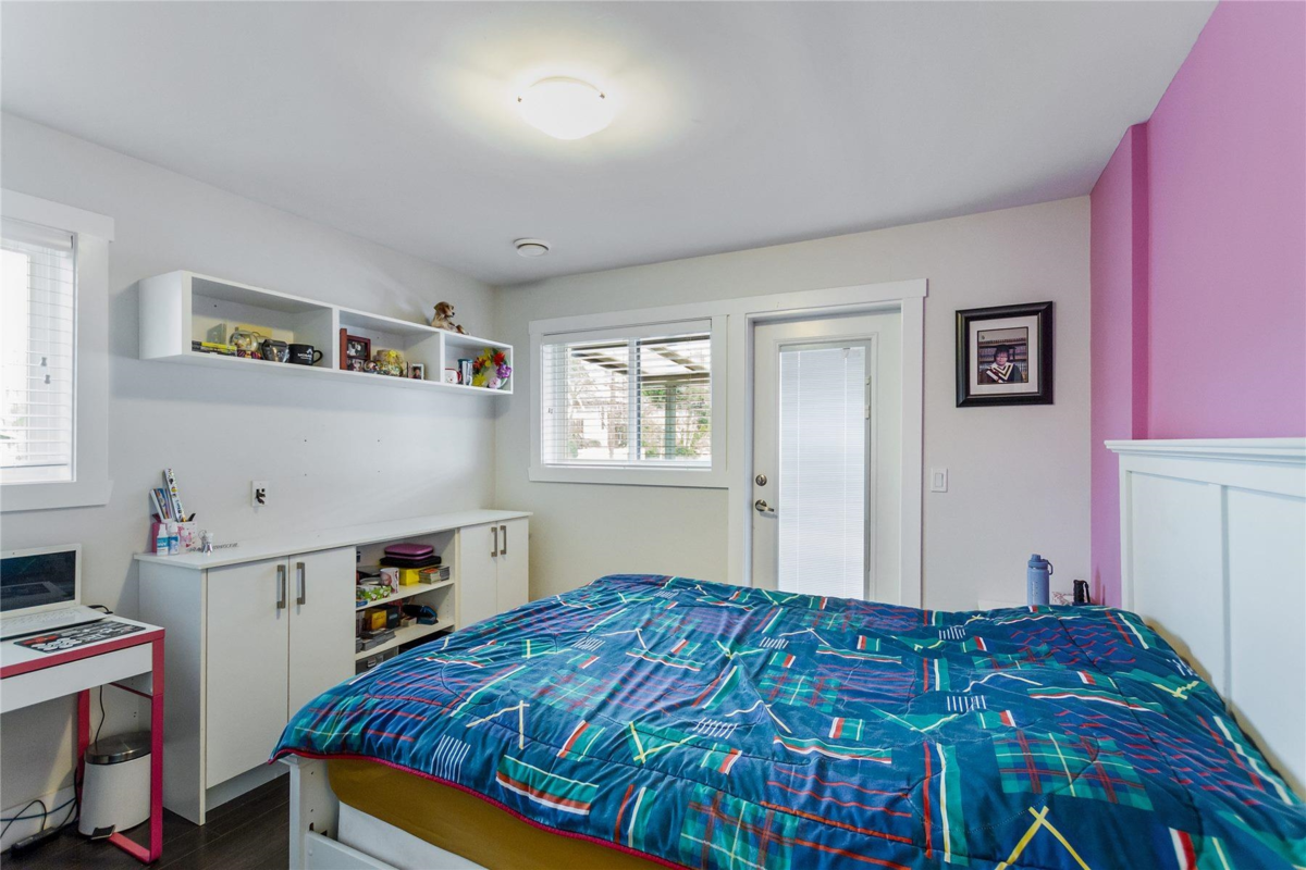 Powder Room Photo of 629 Thirteenth Street, New Westminster, BC